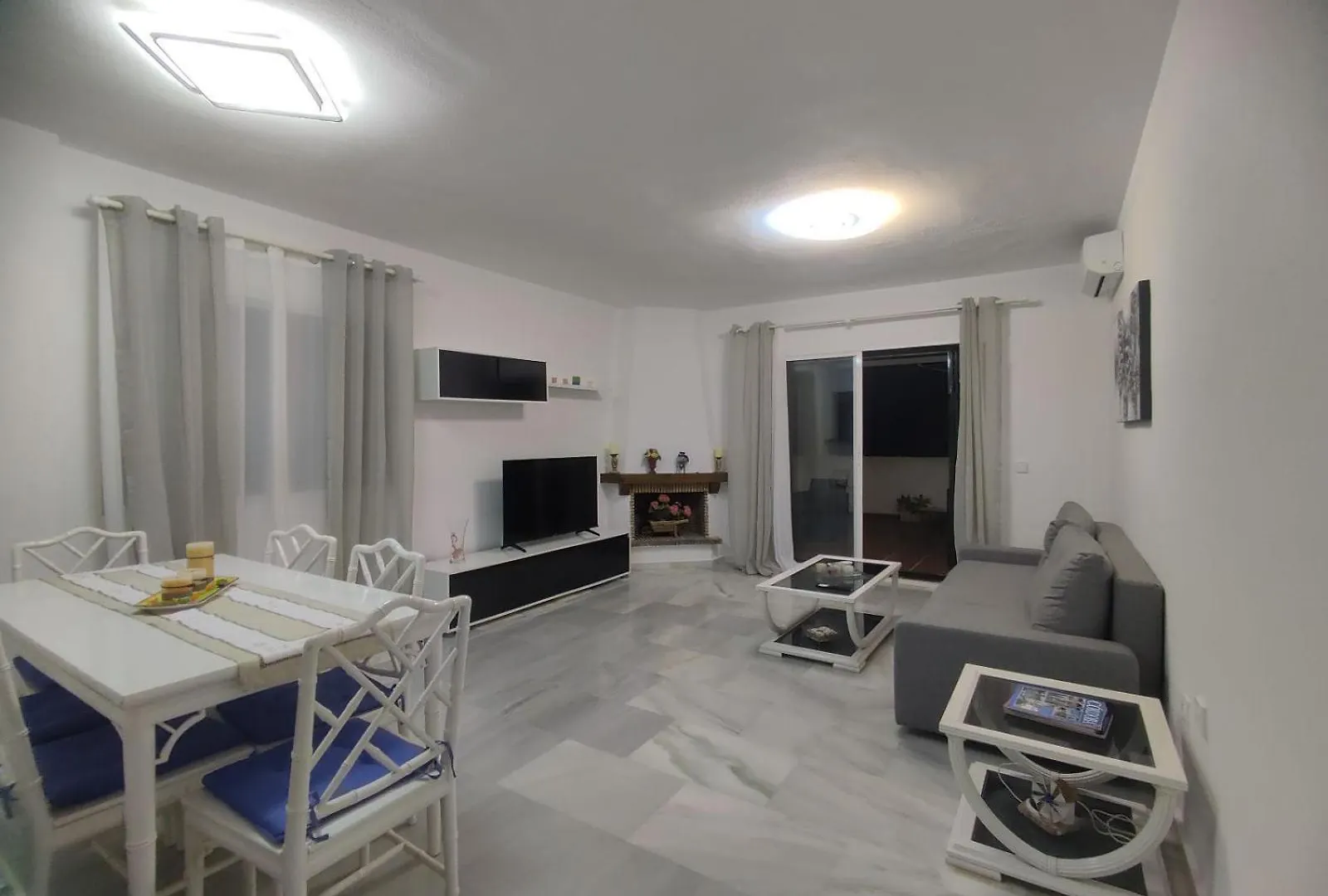 2 Bedrooms Sea View Apartment In Calahonda Sitio de Calahonda 0*,  Espanha